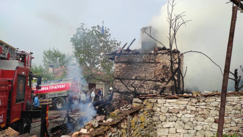 Bursa'nın Harmancık ilçesindeki müstakil evde çıkan yangın söndürüldü.