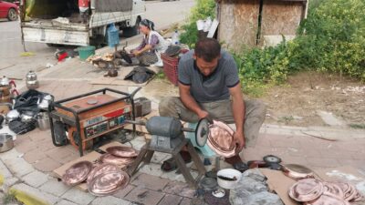 Bursalı kalaycı, ailesiyle şehir şehir gezerek ata mesleğini yaşatıyor
