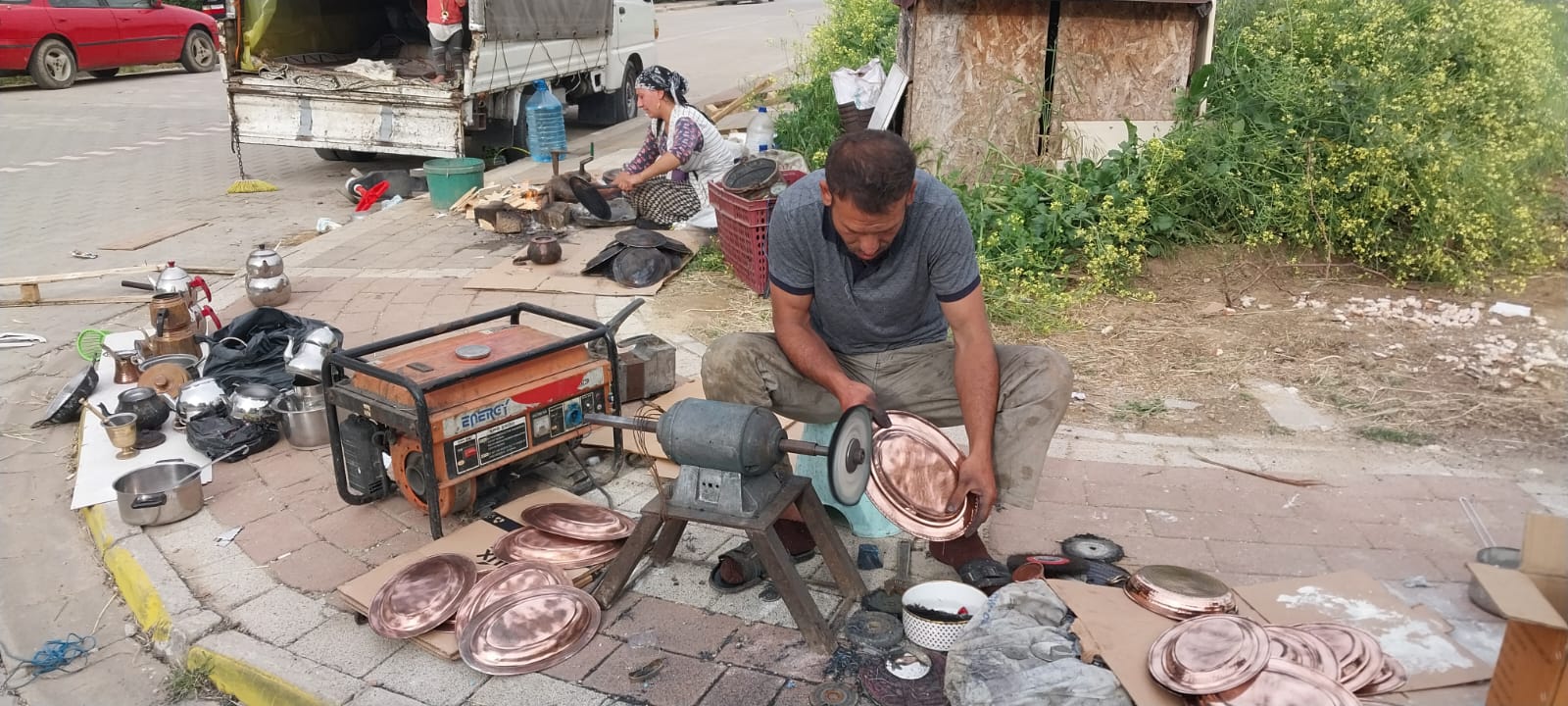 Bursalı kalaycı, ailesiyle şehir şehir gezerek ata mesleğini yaşatıyor
