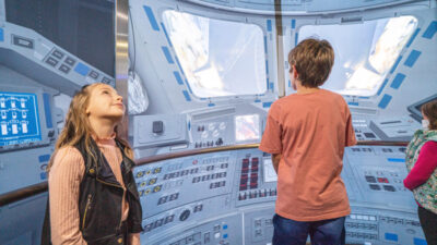 Bursa’da minikler uzayı yaşıyor! Asansörü kapsül haline getirip…