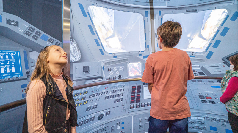 Bursa’da minikler uzayı yaşıyor! Asansörü kapsül haline getirip… Bursa’da minikler uzayı yaşıyor! Asansörü kapsül haline getirip…