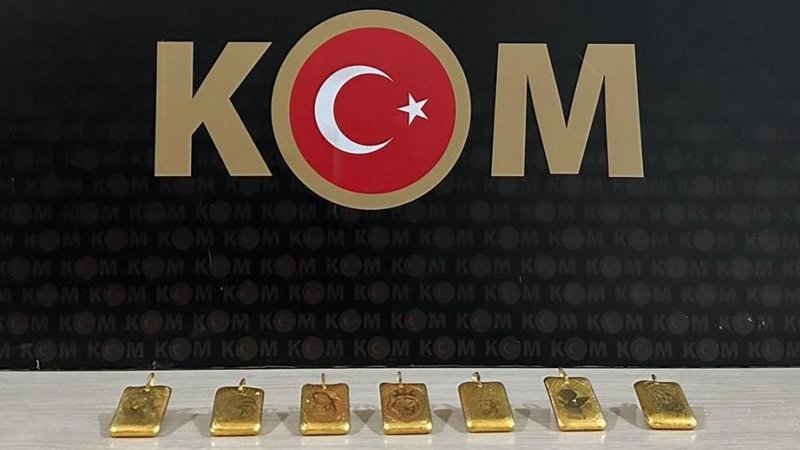 Ayakkabılarından 3,5 milyon liralık külçe altın çıktı