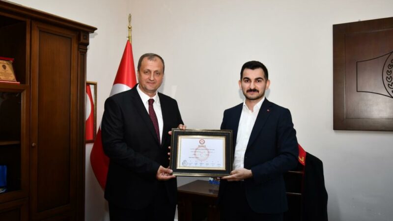 İznik Belediye Başkanı Usta ve Meclis üyeleri mazbatalarını aldı İznik Belediye Başkanı Kağan Mehmet Usta ve Belediye Meclis Üyeleri
