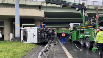 Polisleri taşıyan servis minibüsü devrildi 6 polis yaralı