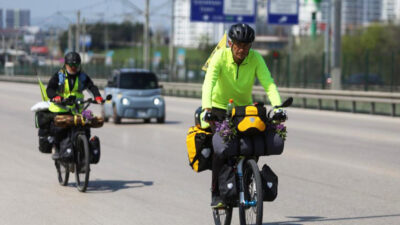 Bin kilometre pedal çevirip Bursa’ya geldiler! 3 bin kilometre daha gidecekler