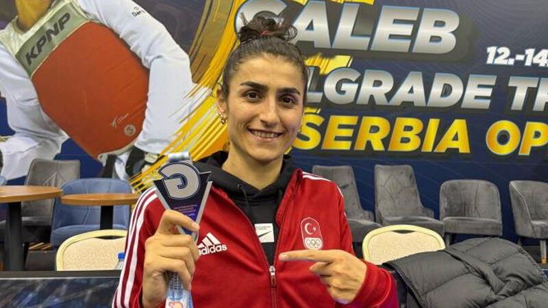 Bursalı milli sporcudan gümüş madalya Bursa Büyükşehir Belediyesporlu tekvandocu Hatice Kübra İlgün, Sırbistan’dan gümüş madalyayla