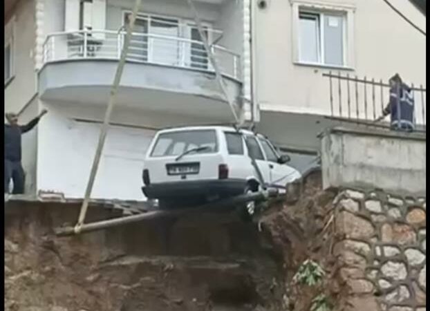 Bursa’daki bu mahalle sakinleri evlerini boşalttı! Araçlar böyle kurtarıldı… Bursa'nın Gemlik ilçesinde etkili yağmur istinat duvarının çökmesine neden oldu.