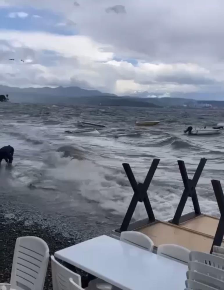 Bursa sahillerini fırtına vurdu!