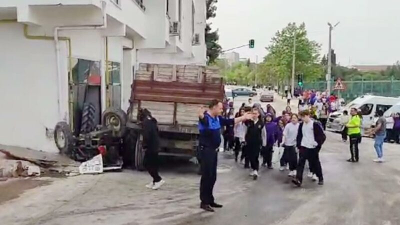Bursa’da kontrolden çıkan traktör kaza yaptı: 2 yaralı Bursa’nın Karacabey ilçesinde yokuş aşağı inerken kontrolden çıkan traktörün kaza