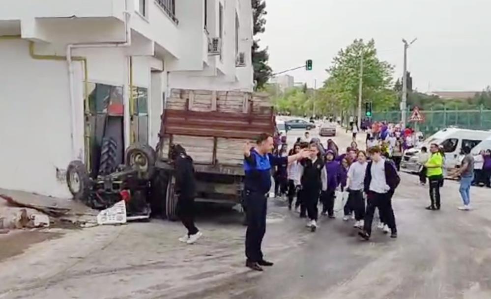 Bursa’da kontrolden çıkan traktör kaza yaptı: 2 yaralı