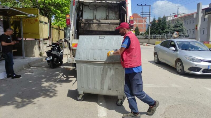 Bursa'nın Orhangazi ilçesinde temizlik işçileri tarafından çöp konteynerinde bulunan et