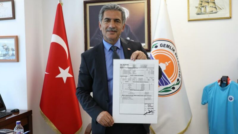 Gemlik Belediye Başkanı Deviren mal varlığını belediyenin panosuna astı Gemlik Belediye Başkanı Şükrü Deviren, içerisinde çok sayıda kalemin bulunduğu