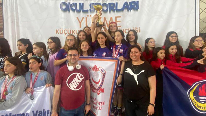 Bursalı öğrenciler Türkiye Şampiyonu Sabiha Köstem Ortaokulu öğrencileri, Kızlar Yüzme Şampiyonasında Türkiye Şampiyonu oldu.