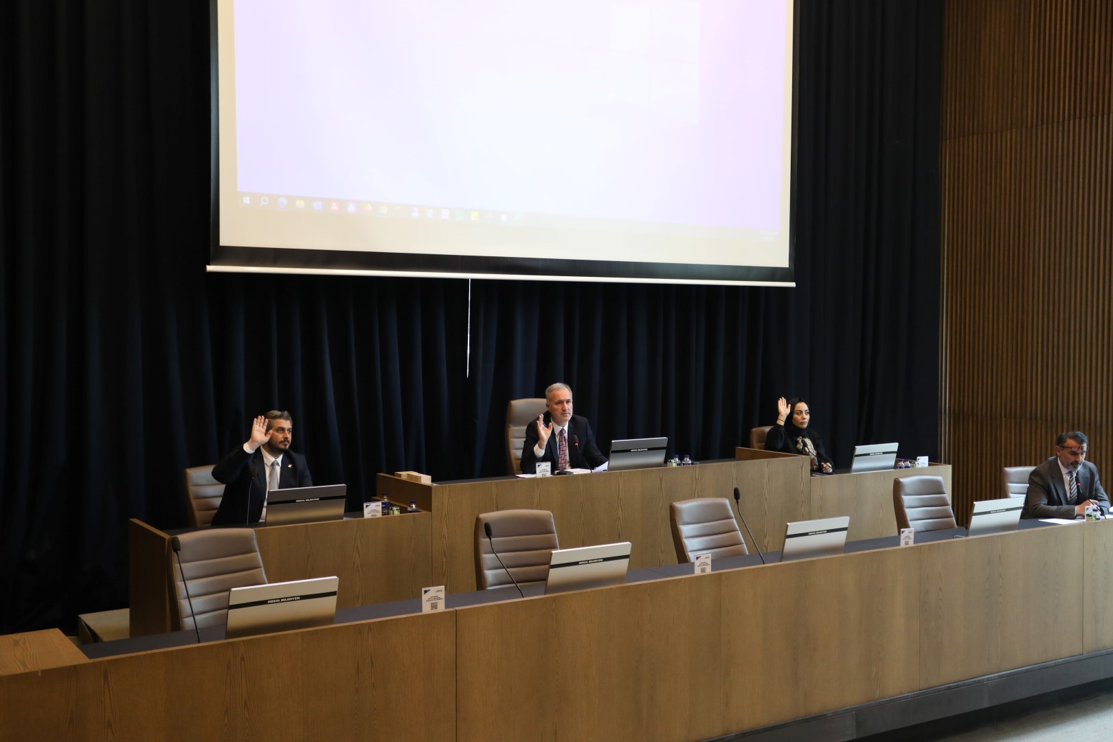 İnegöl’de yeni dönemin ilk meclisi yapıldı İnegöl’de yeni dönemin ilk meclisi yapıldı