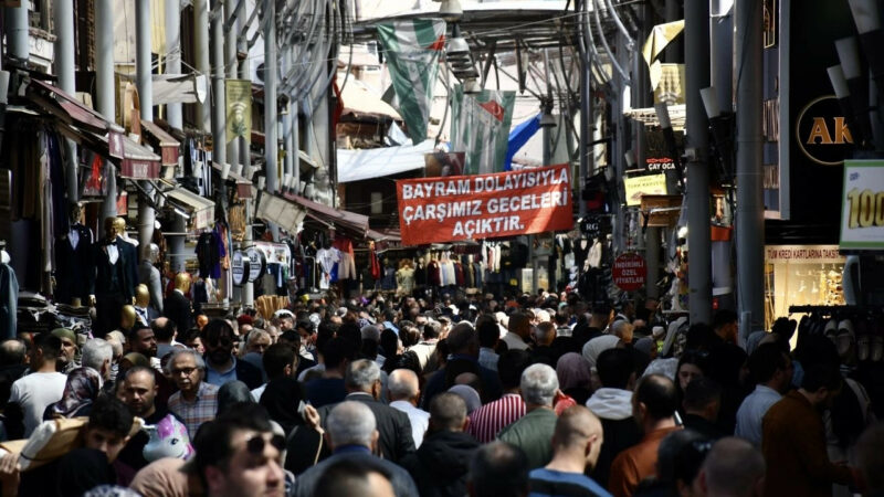 Bursa'da, Ramazan Bayramı dolayısıyla çarşı ve pazarlarda alışveriş yapmak isteyenler