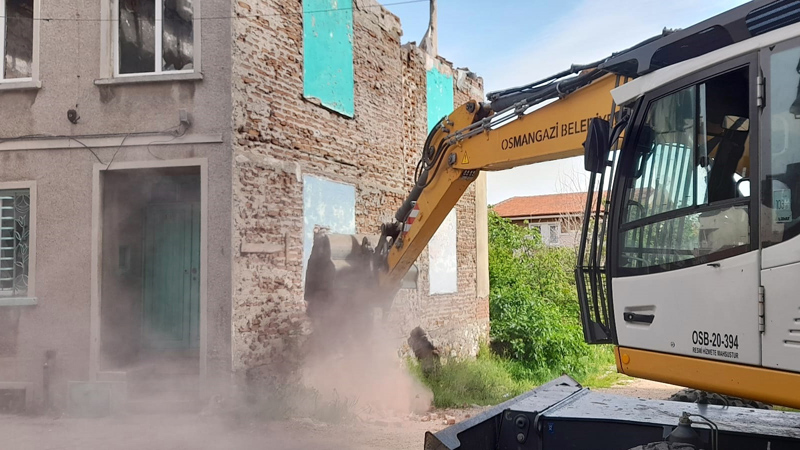 Bursa’da Başkan Aydın talimat verdi! Vatandaşın güvenliği için yıkılıyorlar