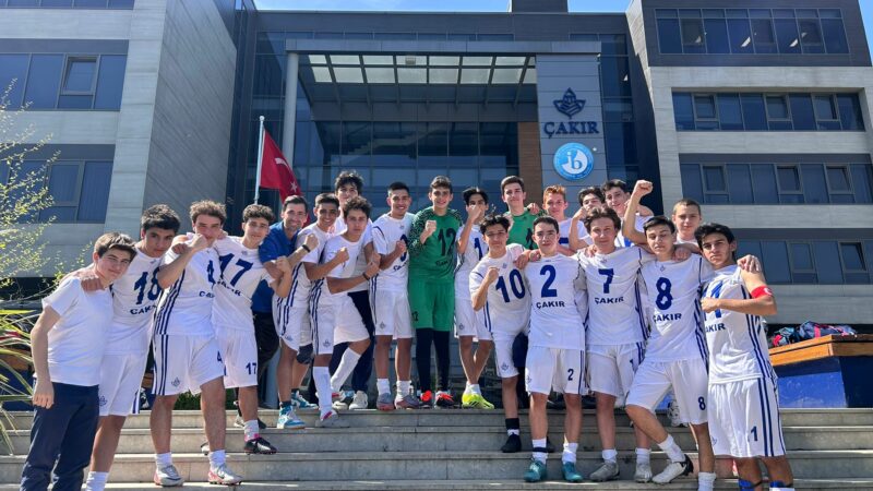 Bursa Çakır Okulları’nın şampiyon kramponları Bursa Okul Sporları 2. Küme Futbol Genç Erkekler müsabakalarında Çakır