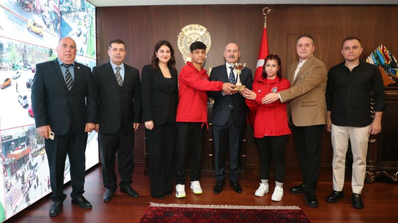 Bursa Emniyetsporlu sporculardan anlamlı günde büyük başarı Bursa'da düzenlenen 10 Nisan Polis Bayramı Boks Turnuvası'nda Emniyetspor Kulübü