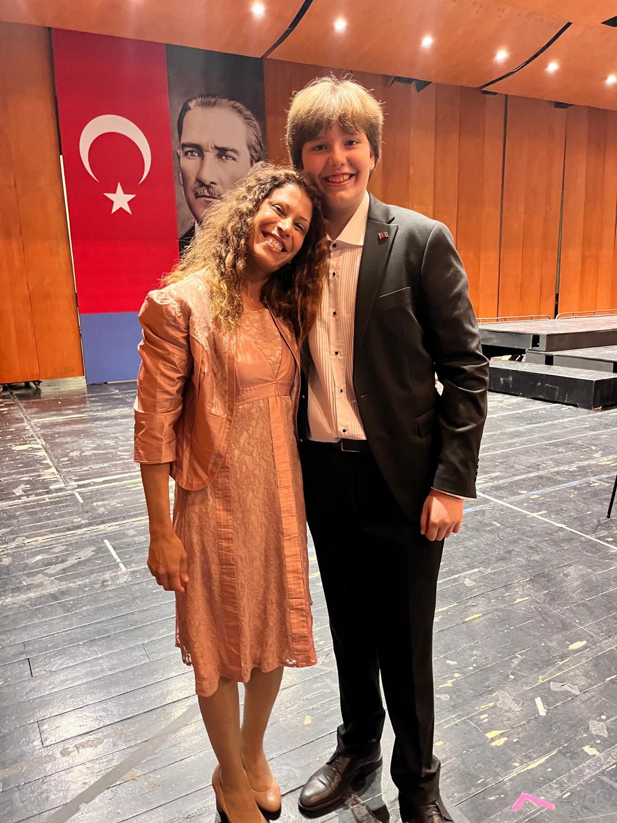 Bursa'da çocuk solist Kıvanç Sakder performansı ile beğeni topladı 5 PHOTO 2024 04 25 22 48 39