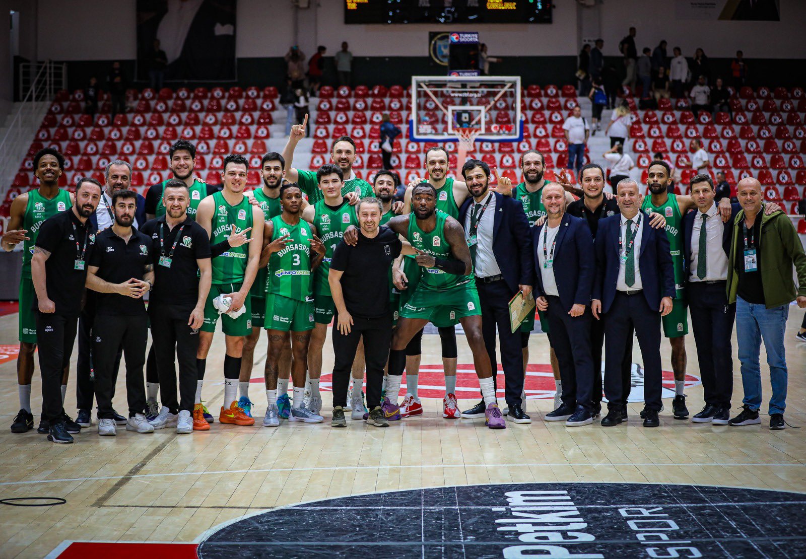 Bursaspor İnfo Yatırım’dan prim dopingi! Başkan Sezgin play-off için kesenin ağzını açtı…