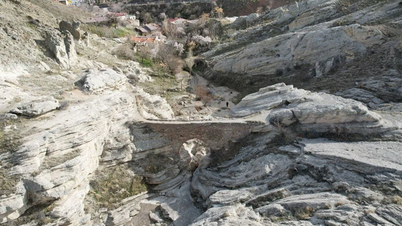 5 bin yıllık mahallede ürküten köprü