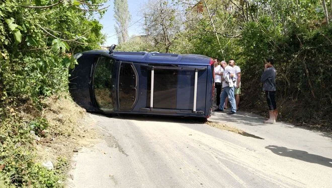 El freni çekilmeyen otomobil kaya kaya takla attı