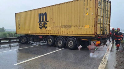 Makas atan TIR bariyere çarptı, İstanbul yönü trafiğe kapandı