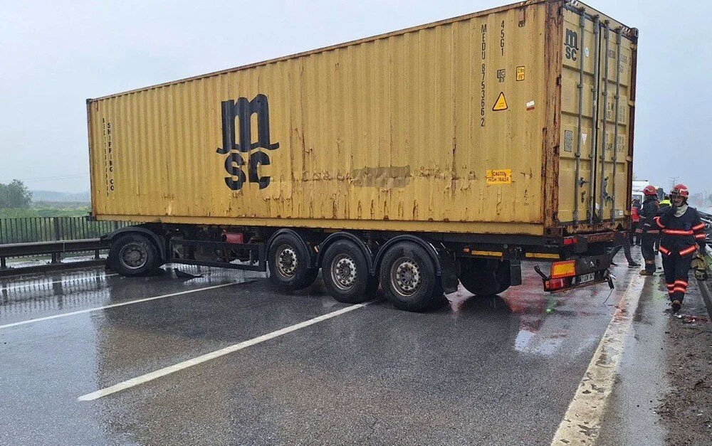 Makas atan TIR bariyere çarptı, İstanbul yönü trafiğe kapandı