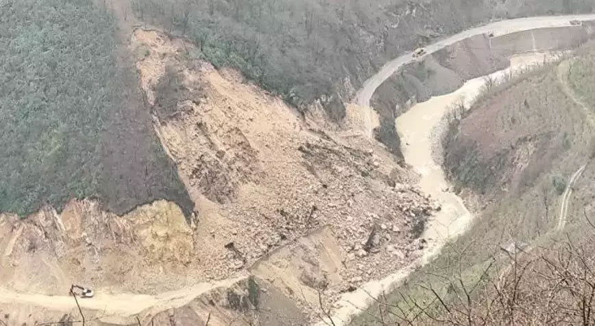 Giresun’da heyelan: Birçok köy yolu ulaşıma kapandı