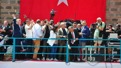 Manisa’da renkli görüntüler! 7 ton mesir macunu halka saçıldı