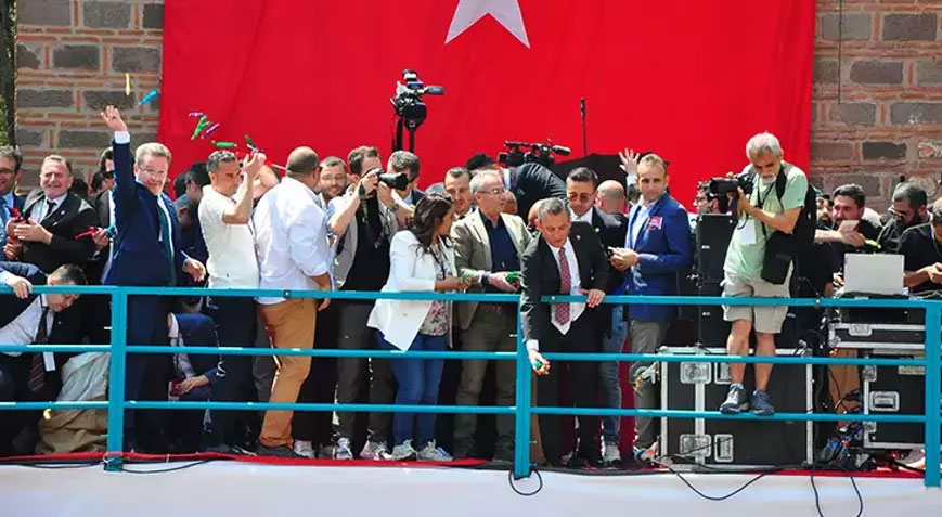 Manisa’da renkli görüntüler! 7 ton mesir macunu halka saçıldı