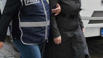 İstiklal Marşı’nda yüksek sesle müzik açan kadın gözaltında