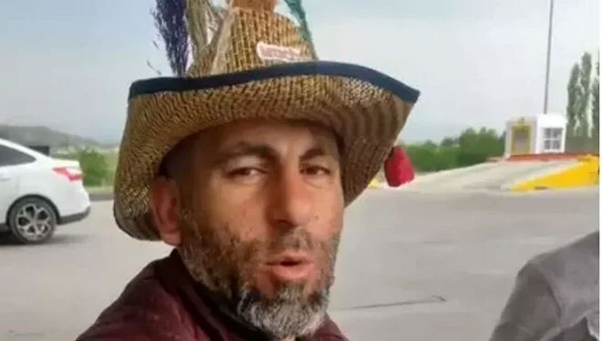 “Yürüyen Adam” lakaplı sosyal medya fenomeni Neşet Turan canlı yayın yaparken kamyon çarpması sonucu hayatını kaybetti “Yürüyen Adam” lakaplı sosyal medya fenomeni Neşet Turan canlı yayın yaparken kamyon çarpması sonucu hayatını kaybetti