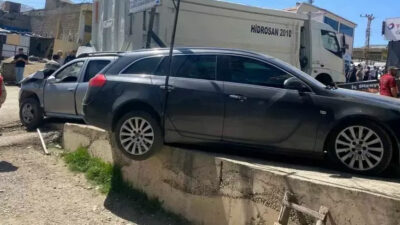 Freni boşalan kamyon dehşet saçtı! 10 araca çarptı, 4 iş yerine zarar verdi