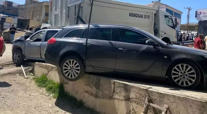 Freni boşalan kamyon dehşet saçtı! 10 araca çarptı, 4 iş yerine zarar verdi