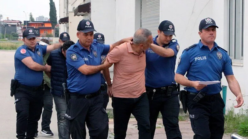 Polise silah çekip tehdit etti: ‘Siz kimsiniz? Sizi geberteceğim’