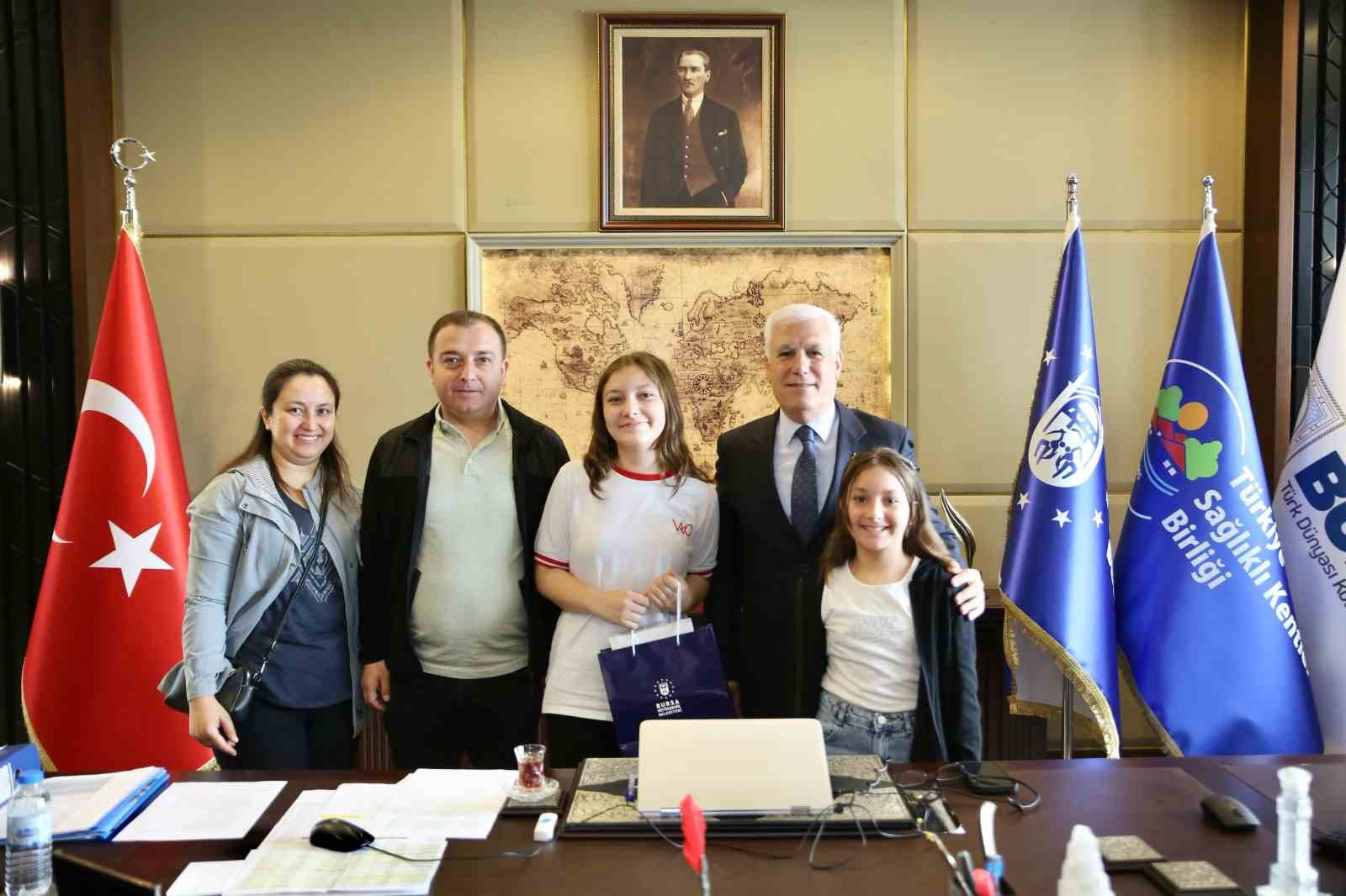 Bursa’da başarılı çocuklar ödüllendirildi