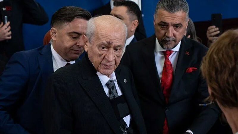 Bahçeli’nin yüzündeki morluklarla ilgili açıklama MHP Genel Başkanı Devlet Bahçeli, oyunu, Ankara'da Anıttepe Ortaokulu'nda kullandı.