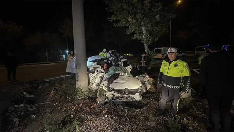 Bursa'da doğum günü eğlencesinden dönerken beton aydınlatma direğine çarpan otomobildeki