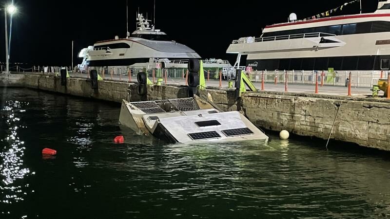 Bursa'nın Mudanya ilçesinde BUDO iskelesinin yanındaki tekne battı.