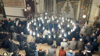 Bursa’da binlerce vatandaş camilere akın etti