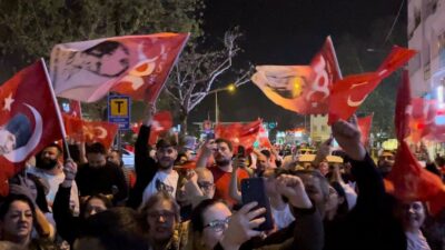 Bursa’da trafik kitlendi! Bursalılar cadde ve sokaklara akın ediyor…