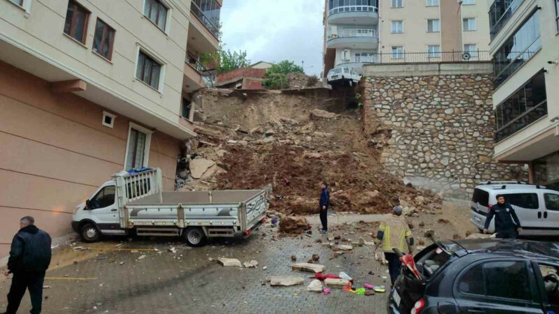 Bursa’da istinat duvarı çöktü! Bursa’nın Gemlik ilçesinde yağmurun etkisiyle istinat duvarı apartmanın üzerine çöktü.