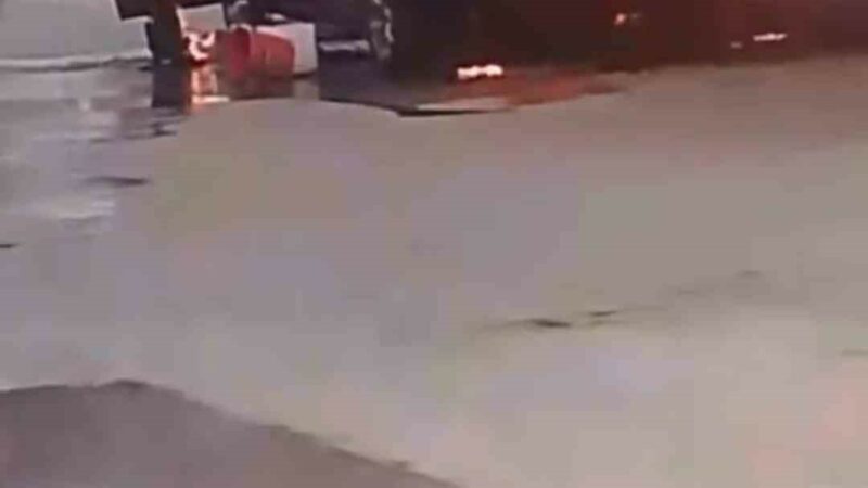 Bursa’da park halindeki otomobil alev alev yandı Bursa’da park halindeki otomobil alevlere teslim olurken, o anlar kameraya
