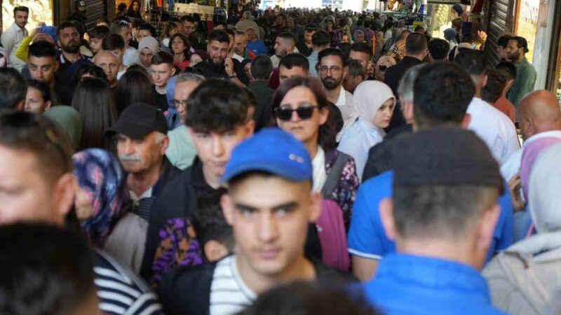 Bursa’nın tarihi mekanları doldu taştı Ramazan Bayramı’nın ikinci gününde havanın da güzel olmasını fırsat bilen