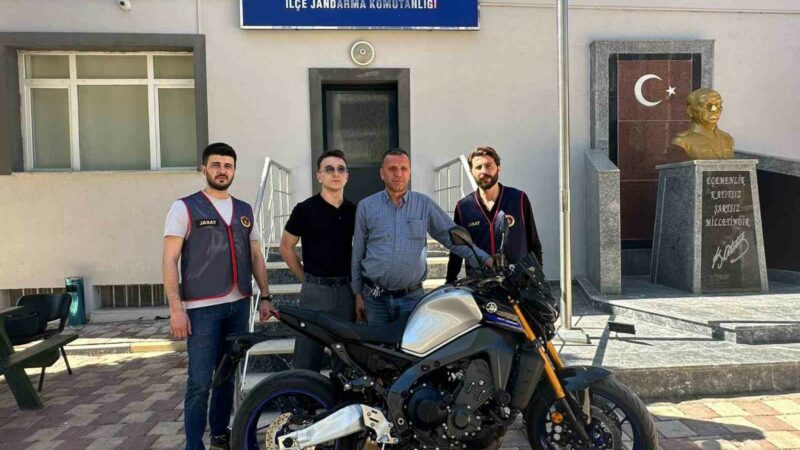 Bursa’da çalıntı motosikletle motosiklet çalan hırsız yakalandı Bursa’nın Karacabey ilçesinin Eskisarıbey Mahallesi’nde bayramın ikinci günü yaşanan motosiklet
