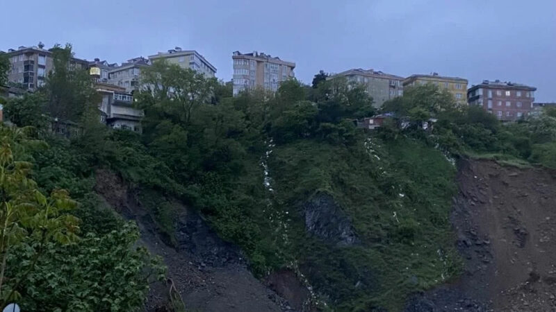 İstanbul Gaziosmanpaşa’da dün akşam saatlerinde toprak kayması meydana geldi. Toprak
