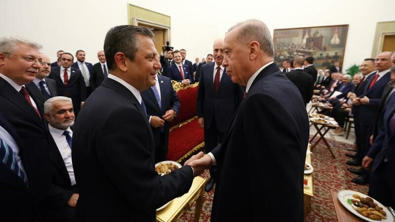 Erdoğan-Özel görüşmesinin tarihi belli oldu Cumhurbaşkanı Recep Tayyip Erdoğan, "Özgür Özel'den görüşme talebi geldi. Önümüzdeki
