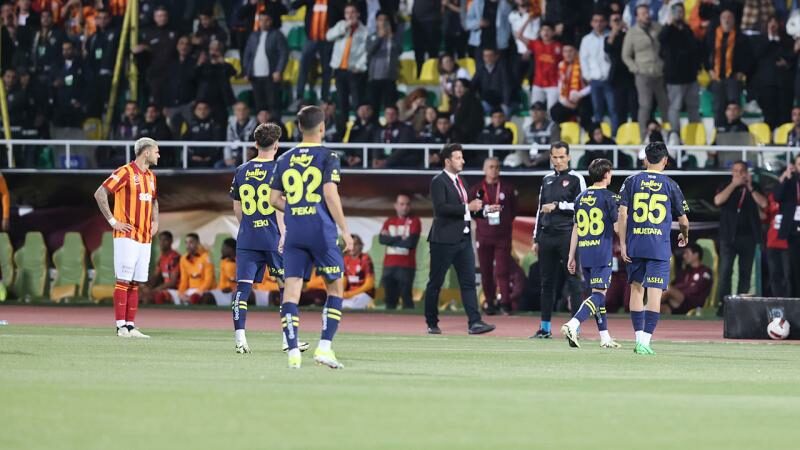 Süper Kupa’dan çekilen Fenerbahçe’nin cezası belli oldu PFDK, Fenerbahçe'nin Süper Kupa maçında sahadan çekilmesi nedeniyle 3-0 hükmen