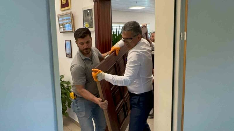 Bursa’da belediye başkanı makam kapısını söktü Gemlik Belediye Başkanı seçilen ve seçildiği gün parti rozetini çıkaran